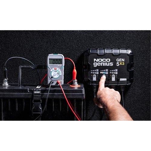 Chargeur de batterie embarqu&eacute; &agrave; 3 sorties de 15 amp&egrave;res Gen5X3 Genius CSL Industriel Inc.