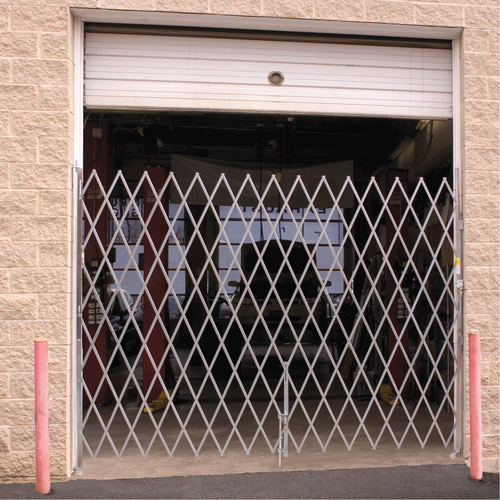 Barri&egrave;res de s&eacute;curit&eacute; galvanis&eacute;es repliables, Repliable simple fixe, 4' lo x 6' h d&eacute;ploy&eacute; CSL Industriel Inc.