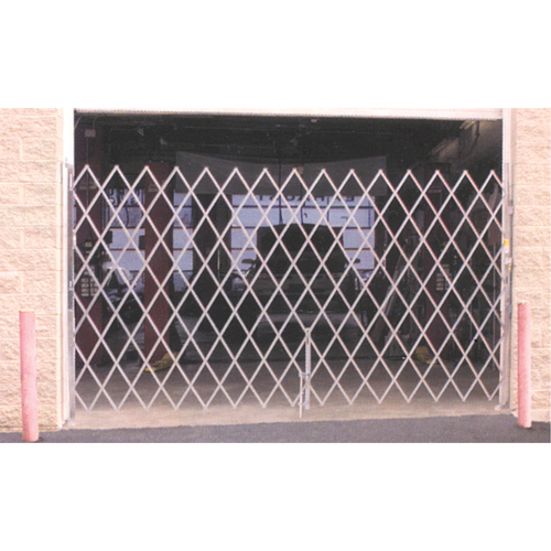 Barri&egrave;res de s&eacute;curit&eacute; galvanis&eacute;es repliables, Repliable simple fixe, 4' lo x 6' h d&eacute;ploy&eacute; CSL Industriel Inc.