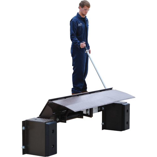 Niveleur de quai m&eacute;canique Edge-O-Dock, 99" la, 72" Largeur de la plateforme, 29" Port&eacute;e CSL Industriel Inc.