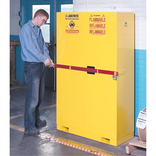 Armoire de rangement haute s&eacute;curit&eacute; avec barre en acier pour produits inflammables, 45 gal., 2 tablettes CSL Industriel Inc.