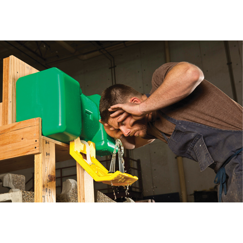 Poste de douche oculaire, Aliment&eacute; par gravit&eacute;, Capacit&eacute; 9 gal., Conformit&eacute; ANSI Z358.1 CSL Industriel Inc.