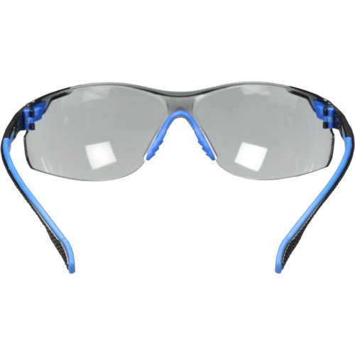 Lunettes de s&eacute;curit&eacute; Solus avec lentilles Scotchgard, Lentille Grise/fum&eacute;e, Antibu&eacute;e, R&eacute;pond ou surpasse la norme CSA Z94.3 CSL Industriel Inc.
