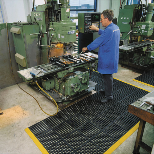 Cushion-Ease&reg; 550 Interlocking Anti-Fatigue Mat, Slotted, 3' x 3' x 3/4", Black, Rubber CSL Industriel Inc.