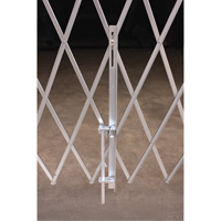 Barri&egrave;res de s&eacute;curit&eacute; galvanis&eacute;es repliables, Repliable simple fixe, 4' lo x 6' h d&eacute;ploy&eacute; CSL Industriel Inc.
