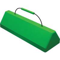 Cale de roue pour avion Checkers Safety SafeRay avec poign&eacute;e &agrave; c&acirc;ble, Ur&eacute;thane, Vert fluorescent, 24" la x 8" p x 6" h CSL Industriel Inc.