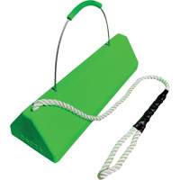 Cale de roue pour avion Checkers Safety SafeRay avec poign&eacute;e &agrave; c&acirc;ble avec cordage en boucle, Ur&eacute;thane, Vert fluorescent, 24" la x 8" p x 6" h CSL Industriel Inc.