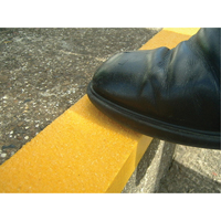 Rebords de marches antid&eacute;rapants Safestep, 2,75" la x 59" lo, Jaune CSL Industriel Inc.