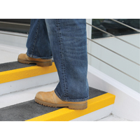Rebords de marches antid&eacute;rapants Safestep, 13,5" la x 48" lo, Noir & jaune CSL Industriel Inc.