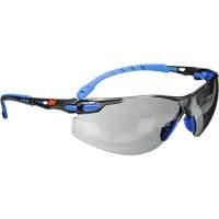 Lunettes de s&eacute;curit&eacute; Solus avec lentilles Scotchgard, Lentille Grise/fum&eacute;e, Antibu&eacute;e, R&eacute;pond ou surpasse la norme CSA Z94.3 CSL Industriel Inc.
